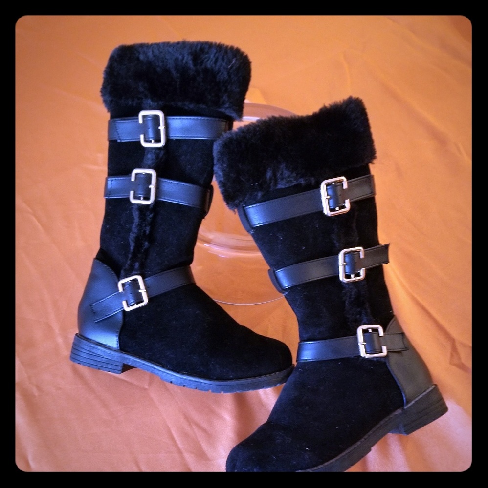 Cozy lined boots with gold buckles